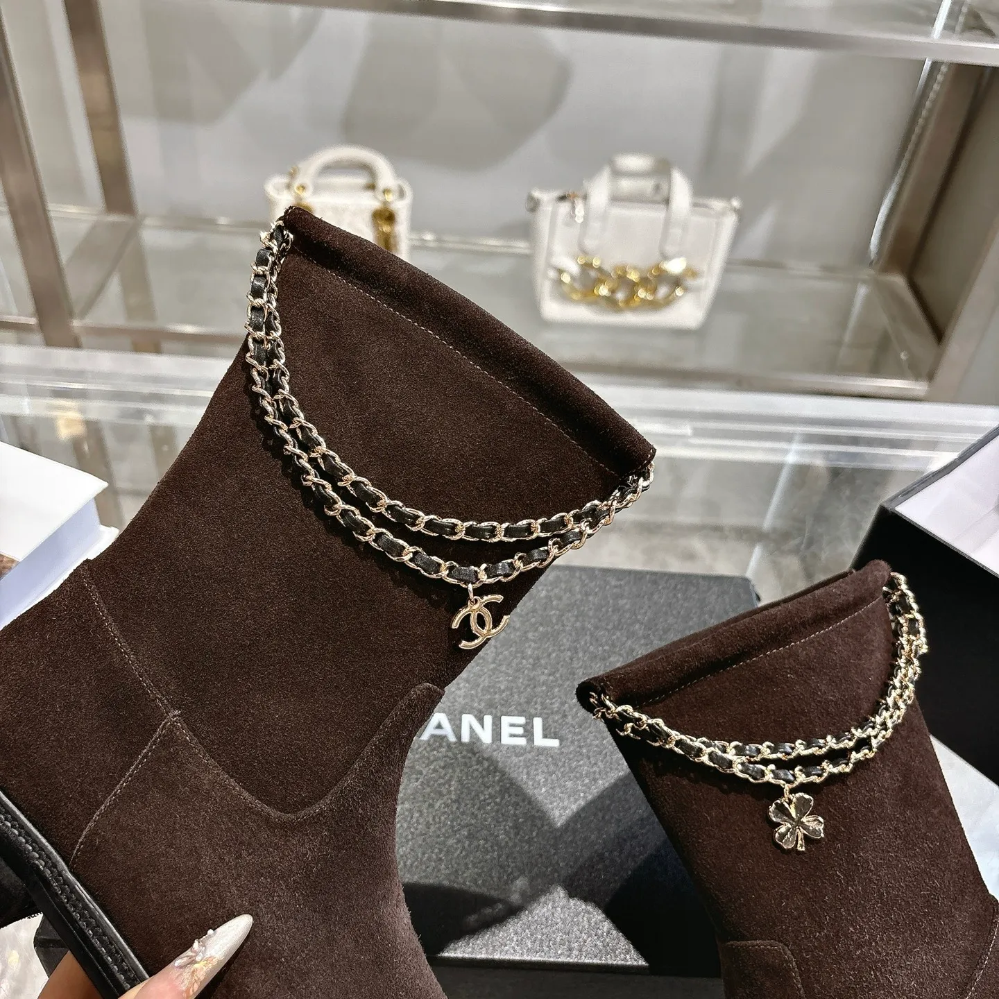 👟👟Ex-factory price 580👟👟 (Top version) CHANEL Chanel* Xiaoxiang new autumn and winter letter knight boots. This knight boot is really a representative of handsome fashion. The boots are embellished with Chanel letters, low-key yet luxurious! Simple, fashionable, individual and grand! The natural and smooth beauty has a beauty that is stunning in time. You should also show off your long legs in winter ~ Upper: imported calfskin Lining: water-dyed cowhide lining Heel height: about 3cm Size: 35-39 (40, 41 customization is not returnable)